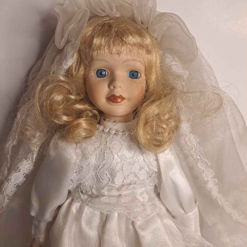 Vintage 12.5 Porcelain Bride Doll - Picture 4 of 6